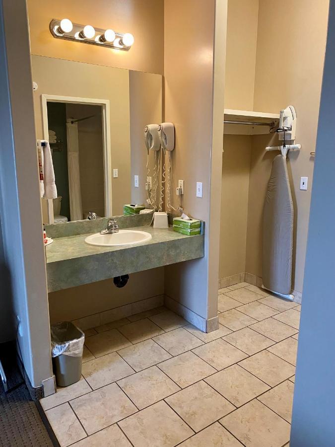 Super 8 By Wyndham Edmonton South Ξενοδοχείο Εξωτερικό φωτογραφία